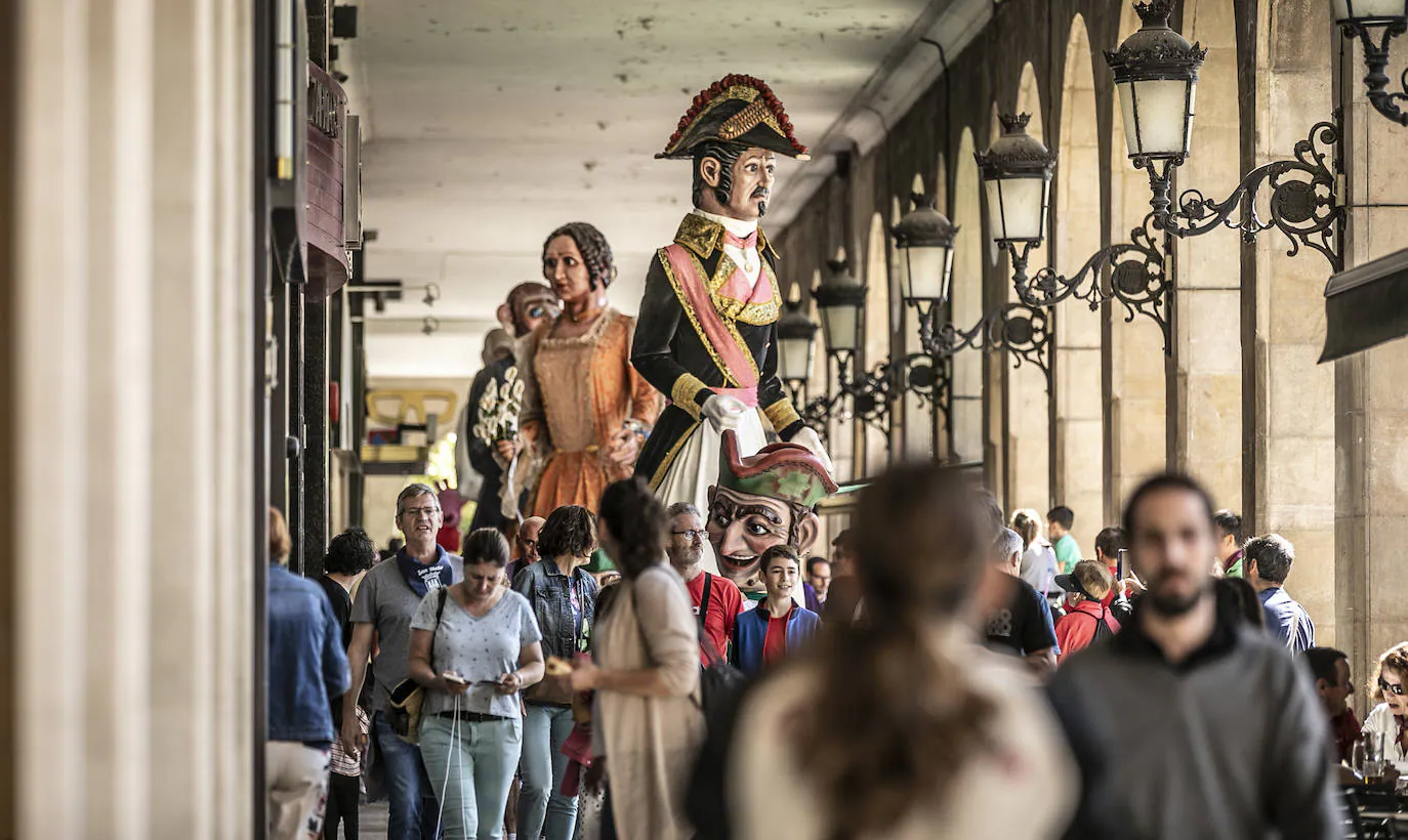 Fotos Pasacalles De La Comparsa De Gigantes Y Cabezudos La Rioja